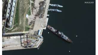 Imagem de satélite mostra o cruzador de mísseis guiados Moskva, da Marinha Russa, no porto de Sebastopol, na Crimeia