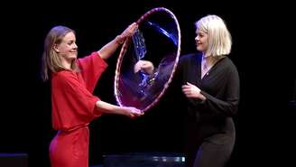 Nina Dølvik Brochmann (esq.) e Ellen Støkken Dahl (dir.) desmentem o mito da virgindade durante uma palestra TED, usando um bambolê para representar a ideia do hímen que muitos ainda têm em mente