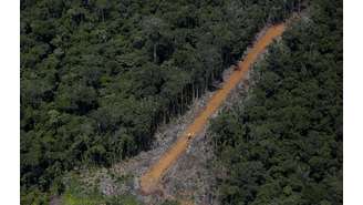 Helicóptero patrulha pista ilegal usada por garimpeiros durante operação contra garimpo ilegal em terra indígena, no território Yanomami, no Estado de Roraim