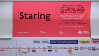 'Olhar fixamente de maneira invasiva e sexual é assédio sexual e não é tolerável', diz o cartaz no metrô de Londres