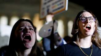 O vazamento provocou protestos contra e a favor do direito ao aborto do lado de fora da Suprema Corte na noite de segunda-feira