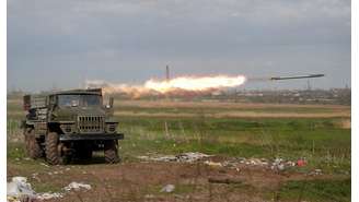 Tropas pró-Rússia disparam foguete durante conflito entre Ucrânia e Rússia perto da usina siderúrgica de Azovstal, na cidade ucraniana de Mariupol 02/05/2022