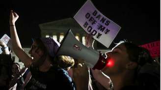 Ativistas pró-aborto em frente à Suprema Corte dos EUA após vazamento que indica possível mudança nas leis