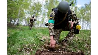 Soldado ucraniano faz treinamento com minas terrestres em Zhytomyr