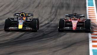 Verstappen ultrapassando Leclerc