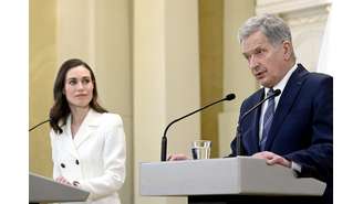Primeira-ministra da Finlândia, Sanna Marin (esquerda), e o presidente Sauli Niinisto, durante conferência em Helsinki neste sábado