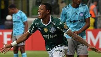 De novo ele! Danilo marca o gol da vitória do Palmeiras em cima do Emelec (Foto: NELSON ALMEIDA / AFP)