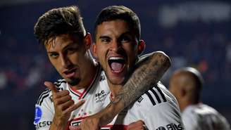 Nestor foi destaque do São Paulo na partida, com dois gols marcados (Foto: NELSON ALMEIDA / AFP)