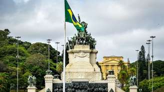 Imagem do monumento à Independência do Brasil, localizado em São Paulo. Em frente ao monumento, está erguida a bandeira do país.
