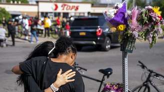 Pessoas se abraçam no local onde ocorreram assassinatos em Buffalo