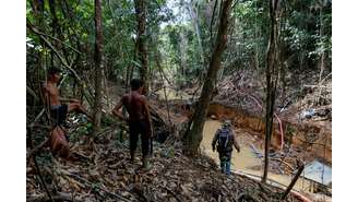 Índios Yanomamis acompanham agentes ambientais durante operação contra garimpo em terra indígena na floresta amazônica em Roraima 17/04/2016 