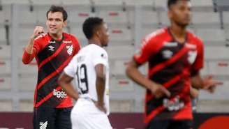 Pablo brilhou contra o Caracas, e o Athletico confirmou vaga nas oitavas de final da Libertadores (Albari Rosa / AFP)