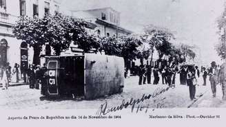 A Revolta da Vacina foi um dos marcos no combate à doença no Brasil; acima, bonde virado na praça da República, no Rio de Janeiro, em protesto contra a lei da vacinação obrigatória da varíola, em 14 de novembro de 1904