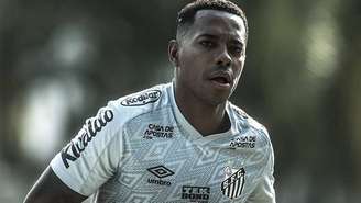 Robinho, segundo pessoas de sua confiança, estaria vivendo de forma discreta na Baixada Santista, agora o oposto daquele atleta sorridente, divertido e confiante