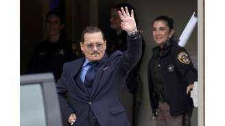 Johnny Depp acena para o público ao deixar o julgamento contra a ex-mulher, Amber Heard