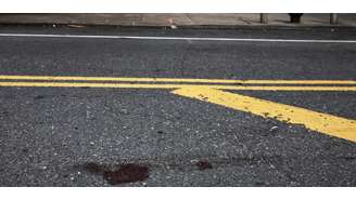 Vestígios de sangue no asfalto