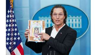 Matthew McConaughey segura desenho de uma das crianças assassinadas no tiroteio em escola de Uvalde 