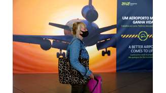 Mulher chega ao aeroporto de Faro, em Portugal 