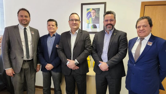 O presidente da Funai, Marcelo Xavier (ao centro), em encontro com o deputado federal acriano Alan Rick (segundo da esq. para a dir.) e assessores no início de junho