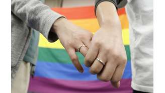 Pessoas dão as mãos depois de tribunal decidir sobre legalidade do casamento entre pessoas do mesmo sexo em Sapporo, no norte do Japão
