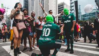 O casal Maguila e Maycon no pedido de renovação de votos de casamento. 