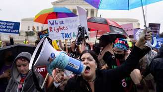 Ativistas de direitos ao aborto e ativistas anti-aborto se reúnem na Suprema Corte na quinta-feira