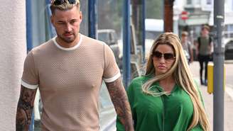 Katie Price chegou ao tribunal nesta sexta-feira acompanhada do noivo Carl Woods