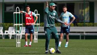 Abel Ferreira retornou aos trabalhos e ajudou no comando do treino palmeirense (Foto: Cesar Greco/Palmeiras)