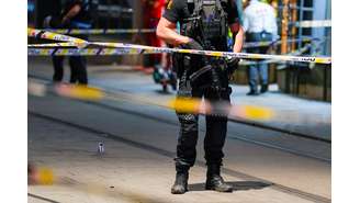 Imagem mostra equipes de emergência do lado de fora do London Pub, no centro de Oslo, onde o ataque a tiros aconteceu na noite desta sexta-feira, 24