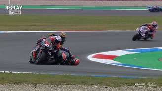 Quartararo erra na curva 5, cai e leva Aleix Espargaró com ele (Vídeo: MotoGP)