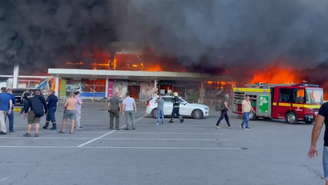 Incêndio atinge shopping após ataque russo na Ucrânia