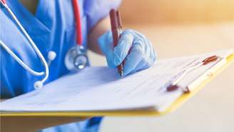 Ilustração de enfermeira fazendo anotações em papel