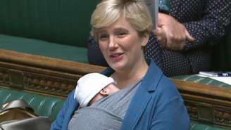 Deputada britânica Stella Creasy com seu filho na Câmara dos Comuns em 2021