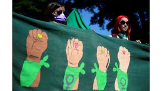 Jovem que abortou em El Salvador é condenada a 50 anos de prisão