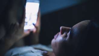 O que a exposição às telas pode fazer com sua pele?