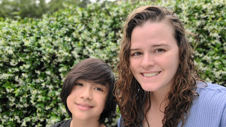 Kelcey Sihanourath diz que o jogo de computador EndeavorRx melhorou o desempenho de seu filho Owain na escola