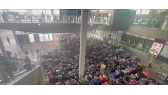 Um "mar de malas" se acumulou no aeroporto londrino