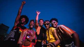 Imagem mostra jovens negros celebrando na última edição do AFROPUNK