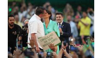 Bolsonaro beija Michelle durante lançamento de candidatura à reeleição 