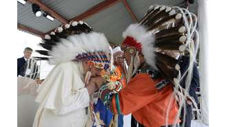 "Com vergonha e de maneira inequívoca, eu suplico humildemente por perdão pelo mal cometido por tantos cristãos contra os povos indígenas", disse Francisco