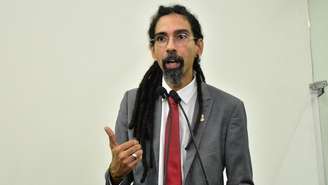 Imagem mostra o vereador Jhonatas Monteiro (PSOL-BA), vítima de ameaças e ataques racistas.