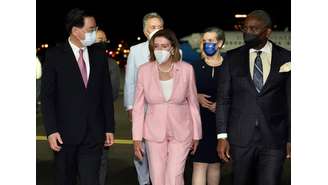 Nancy Pelosi (de rosa) desembarca em Taiwan e é recebida pelo ministro das Relações Exteriores, Joseph Wu, na capital Taipei 
