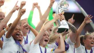 Leah Williamson comemora com suas companheiras a conquista da Euro 2022