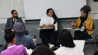 Imagem dos jornalistas durante palestra no Congresso da Abraji.