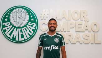 Bruno Tabata posou com a camisa do Palmeiras e já é jogador do clube (Foto: Fabio Menotti/Palmeiras)