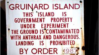 Cartaz indicando contaminação de antraz na ilha de Gruinard, que governo britânico comprou para fazer testes biológicos