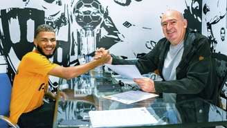 Nathan ao lado do presidente Andres Rueda (Foto: Leandro Reis/SantosFC)