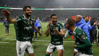 Jogadores do Palmeiras comemoraram muito com a torcida dentro de campo (Foto: Cesar Greco/Palmeiras)