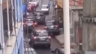 Imagem mostra viaturas da polícia em operação na Brasilândia, na capital paulista.