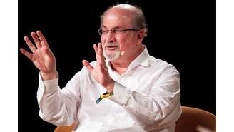 O escritor Salman Rushdie durante entrevista na Dinamarca, em 2018